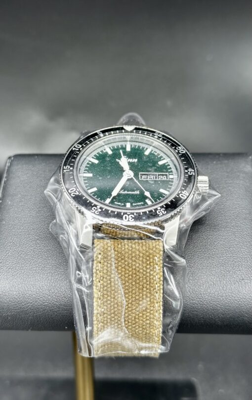 New SINN 104 St Sa MG 41mm Metallic Green Dial German Automatic Day Date 200m - Image 3