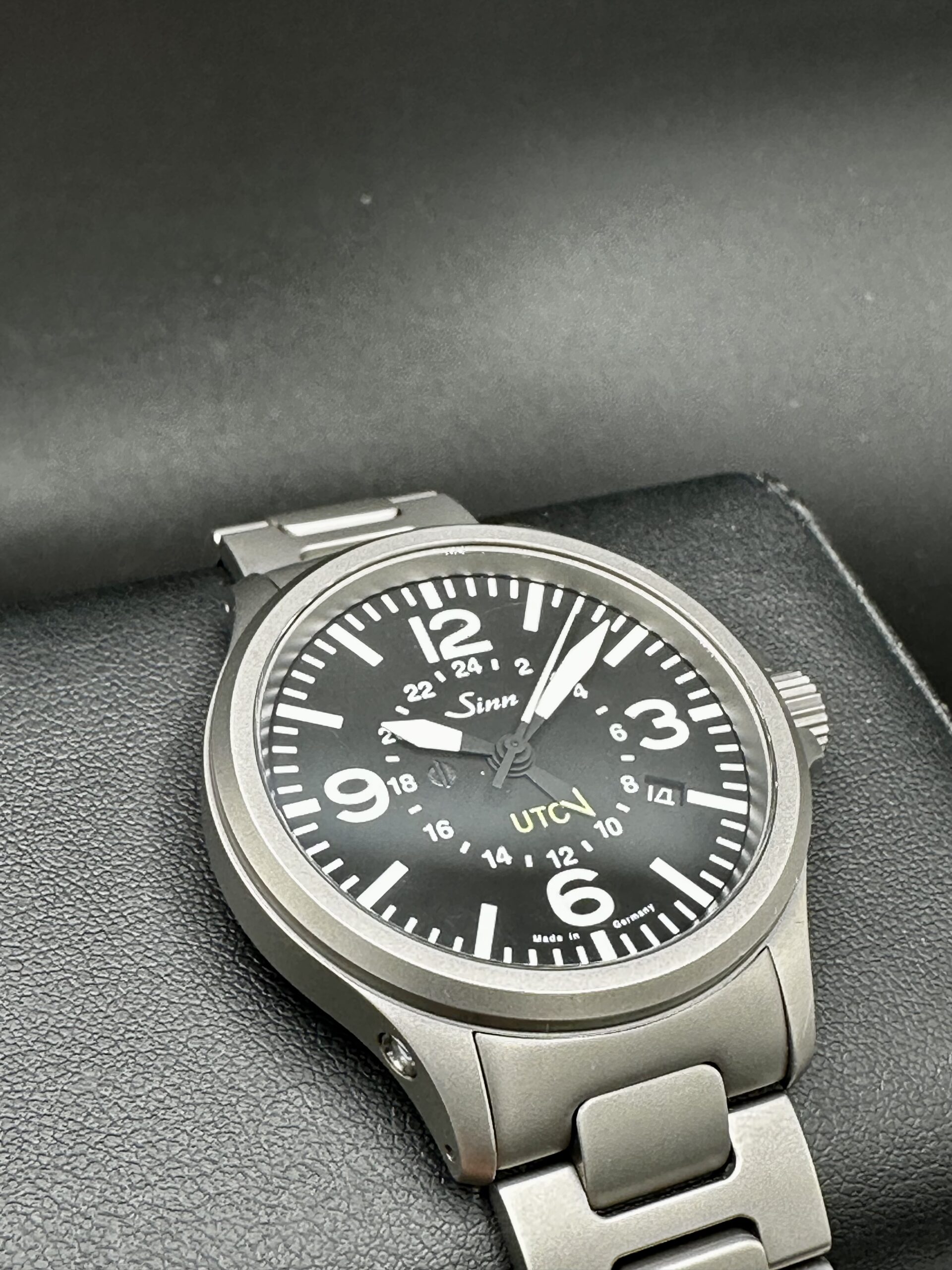 Sinn 856.ST.AR.UTC ステンレスブレス Sinn 856 UTC Tegimented Steel Case & Bracelet GMT 40mm 200m