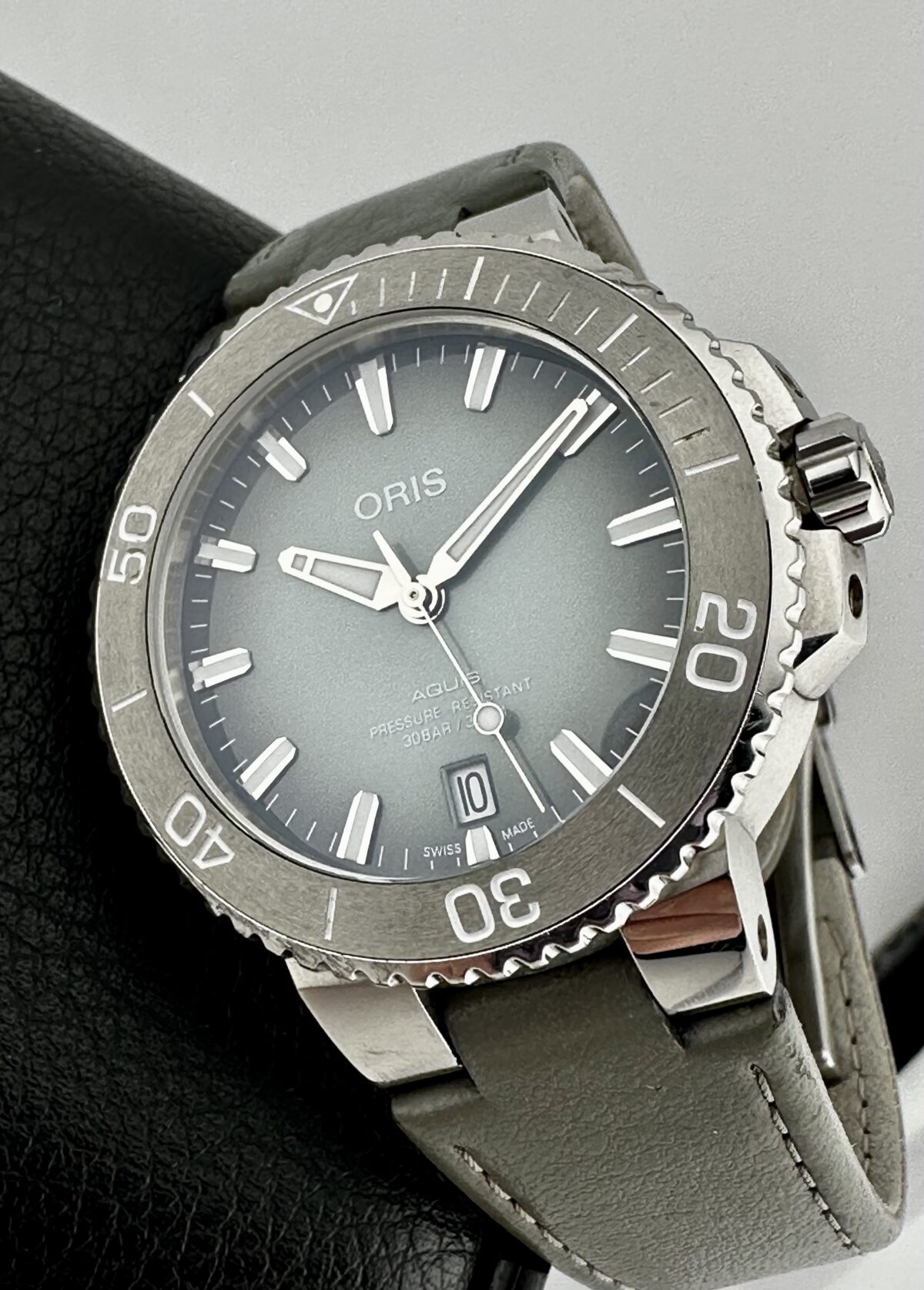 ORIS Aquis Date Pistachio Green Dial 39.5mm Swiss Automatic 300m Diver