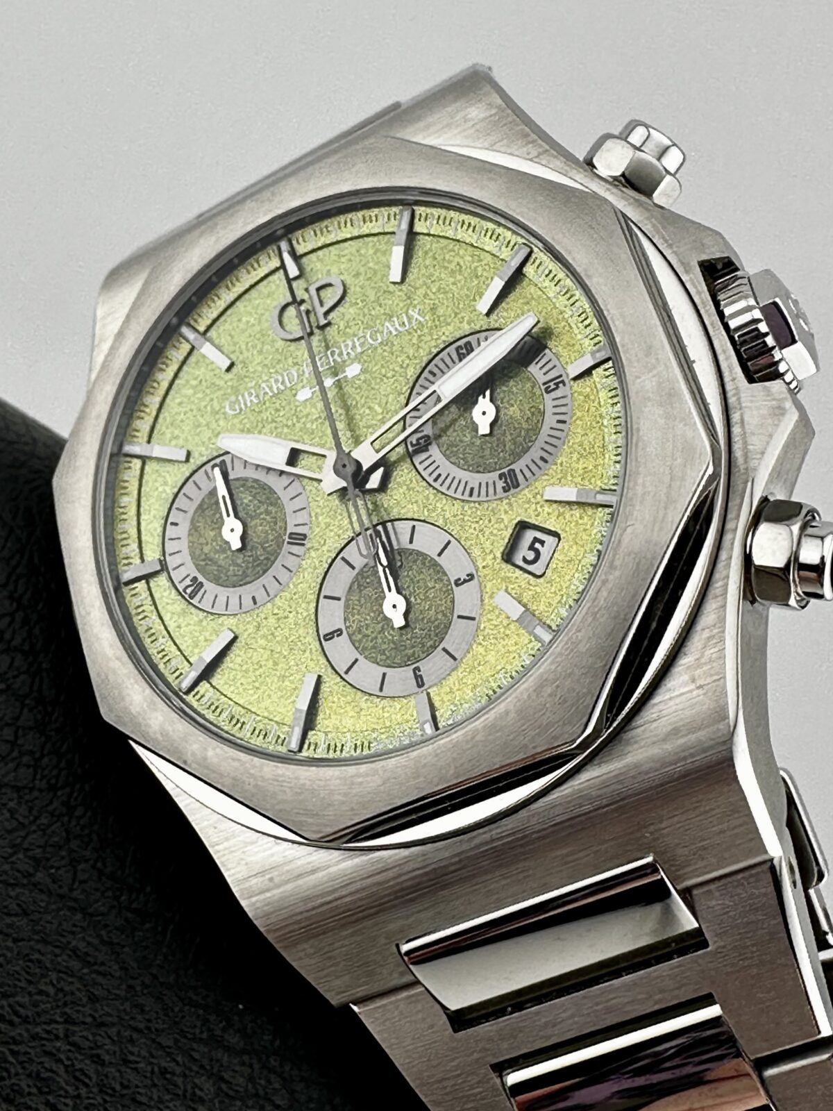 GIRARD-PERREGAUX LAUREATO CHRONOGRAPH ASTON MARTIN GREEN LIMITED EDITION 81020