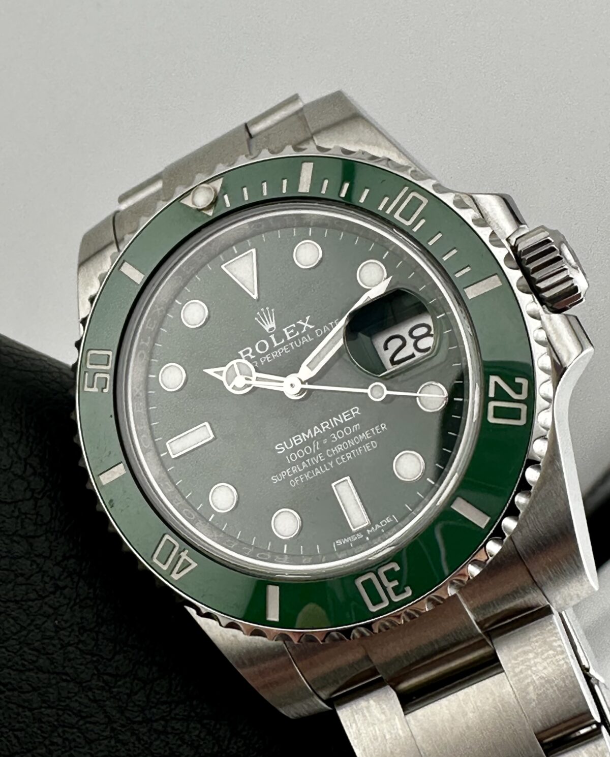 ROLEX SUBMARINER DATE HULK 116610LV GREEN CERAMIC BEZEL 40MM 2017 COMPLETE SET